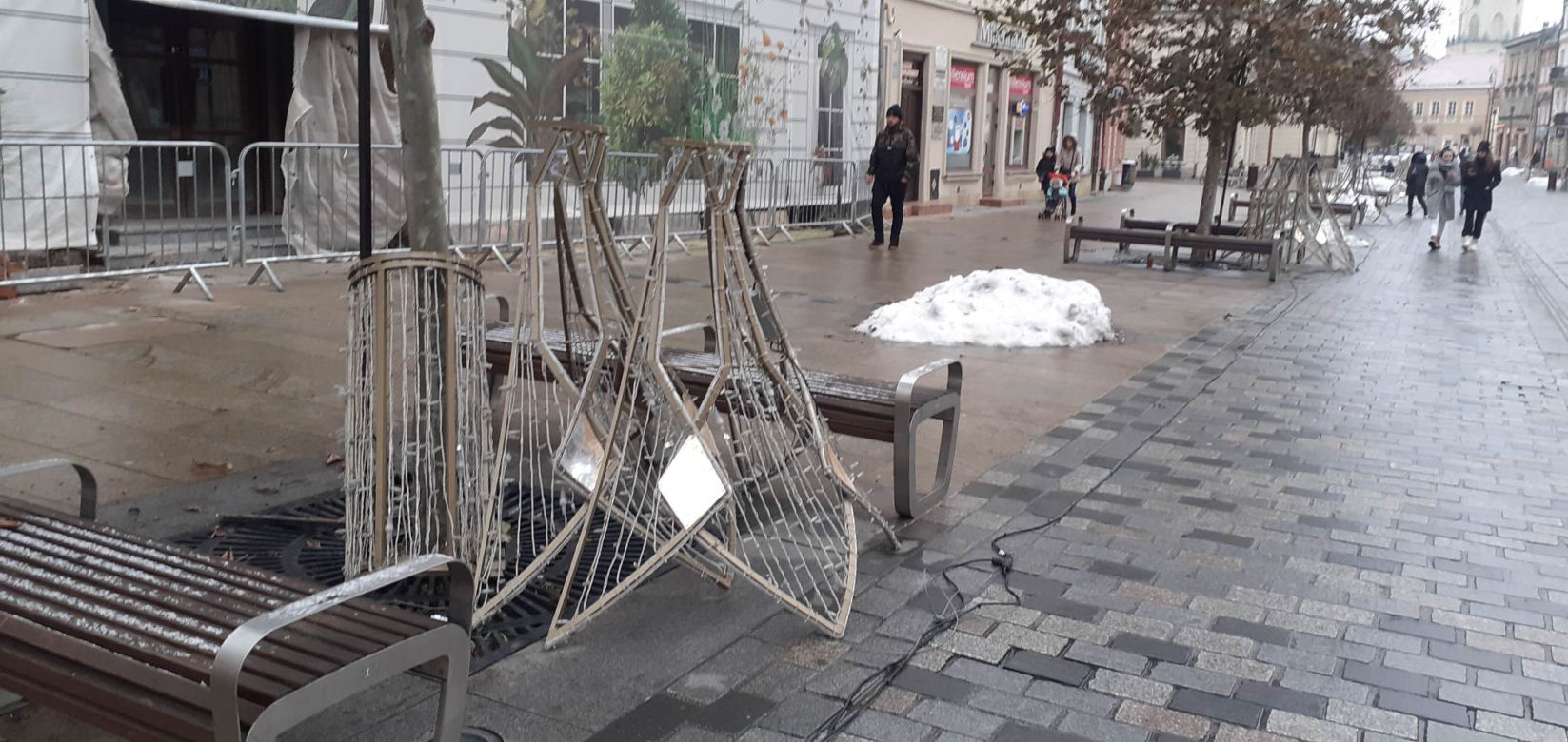 Na lubelskim deptaku już montują świetlne instalacje. Już za parę dni będzie pięknie! [GALERIA]
