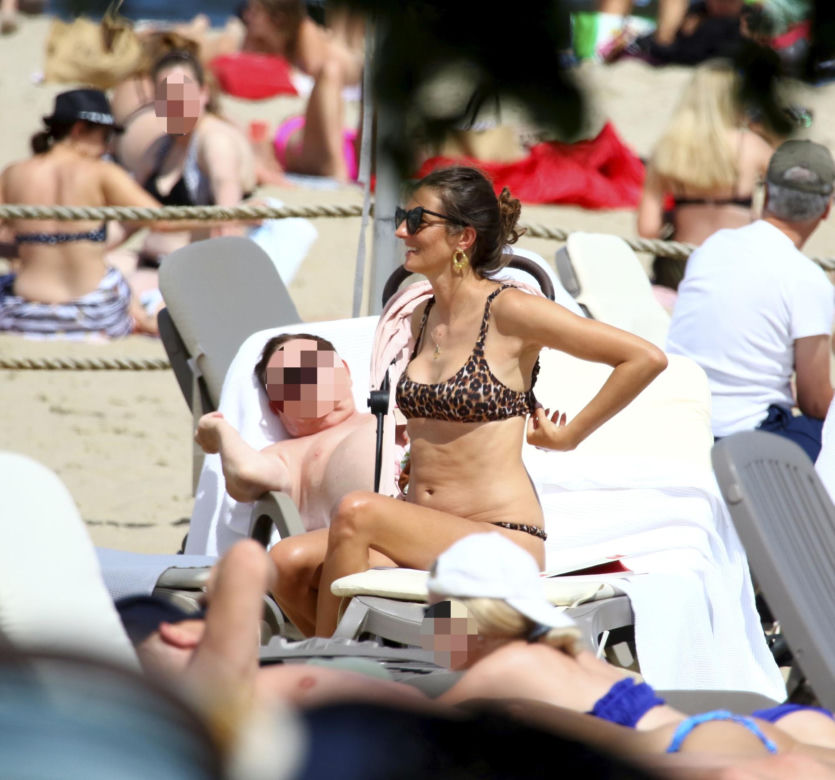 Top modelka Kamila Szczawińska opala się w Sopocie 