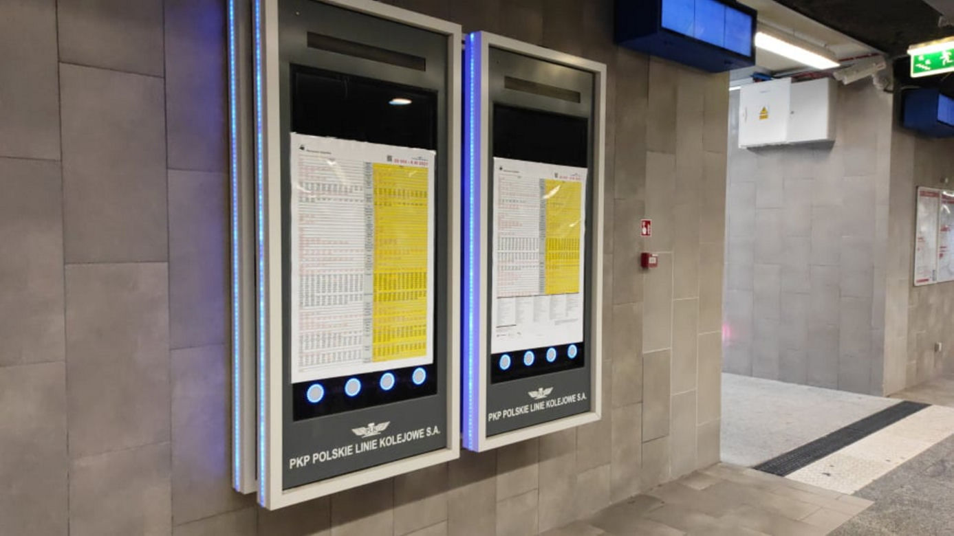 Papierowe kartki zamiast nowoczesnych ekranów! Wielka wtopa PKP