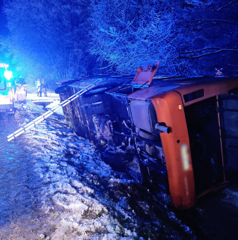Hadle Szklarskie. Autobus wypadł z jezdni! 
