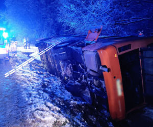 Hadle Szklarskie. Autobus wypadł z jezdni! 