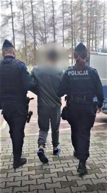 Sądecczyzna. Urządził krwawą jatkę w Sylwestra! 18-latek ciężko ranił dwóch mężczyzn. Na koniec potrącił policjanta