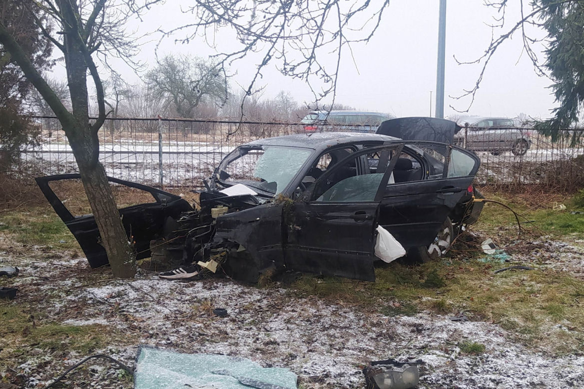 Drogowa makabra pod Siedlcami. Bmw walnęło w drzewo, auto rozpadło się na pół