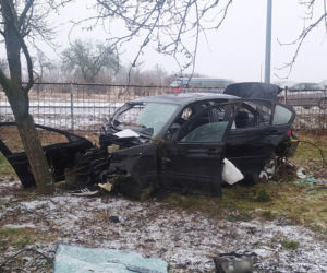 Drogowa makabra pod Siedlcami. Bmw walnęło w drzewo, auto rozpadło się na pół