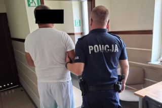 Przyłożył mu „broń do skroni