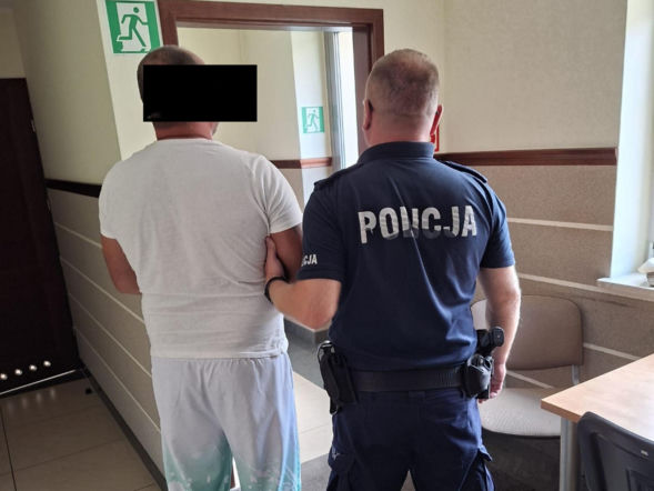 Przyłożył mu „broń do skroni