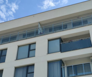 Łomża. 4-latka spadła z piątego piętra. Matka spała w mieszkaniu