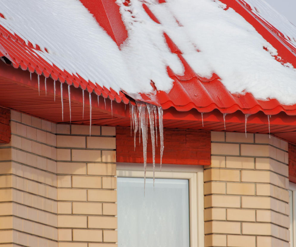 Dlaczego rynny zamarzają zimą? Przyczyny zatorów lodowych