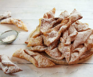 Pyszne i kruche faworki robię z 2 składników. Smakują lepiej niż z cukierni 