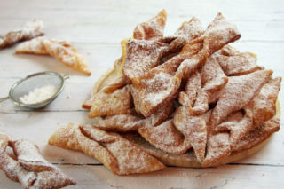 Na tłusty czwartek robię tylko takie faworki. Przez ten jeden składnik nawet teściowa je pokochała. Przepis na faworki na karnawał i tłusty czwartek 