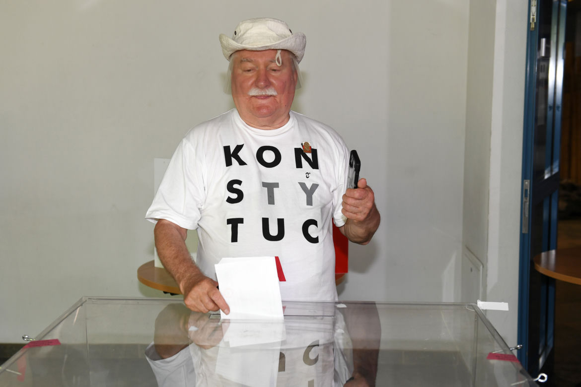 Wybory 2020 Lech Wałęsa zagłosował w koszulce Konstytucja 