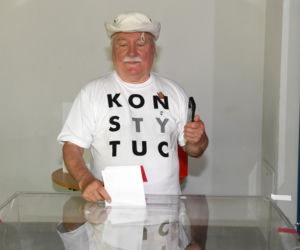 Wybory 2020 Lech Wałęsa zagłosował w koszulce Konstytucja 