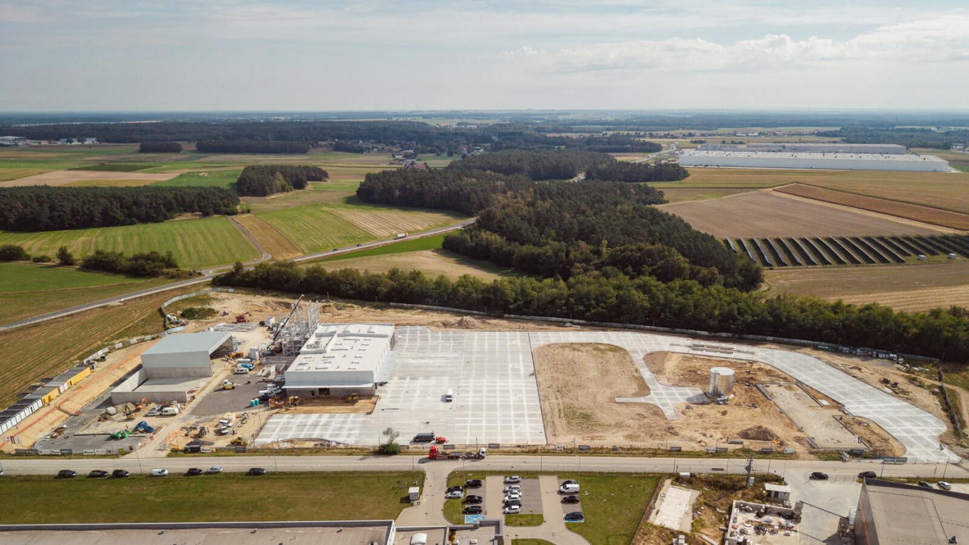 Nowa fabryka za 100 mln zł powstaje pod Opolem. Jej 63-metrowa wieża zdominuje krajobraz