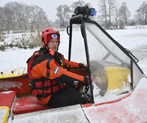Gdy załamie się lód. Co robić, by uratować siebie lub kogoś, gdy wpadnie do wody?