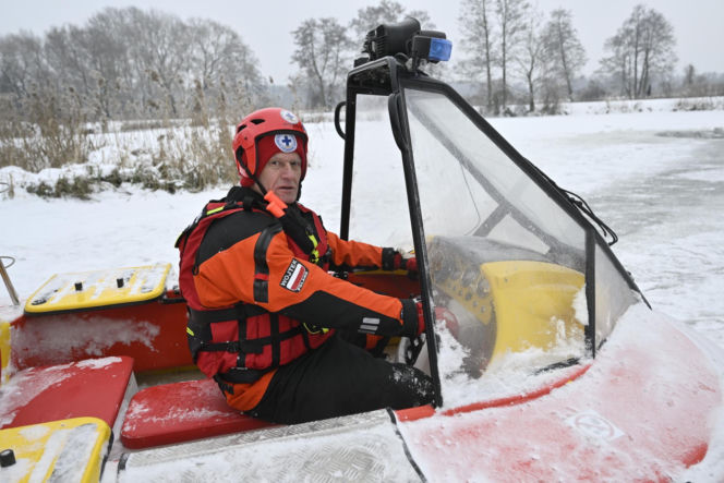 Gdy załamie się lód. Co robić, by uratować siebie lub kogoś, gdy wpadnie do wody?