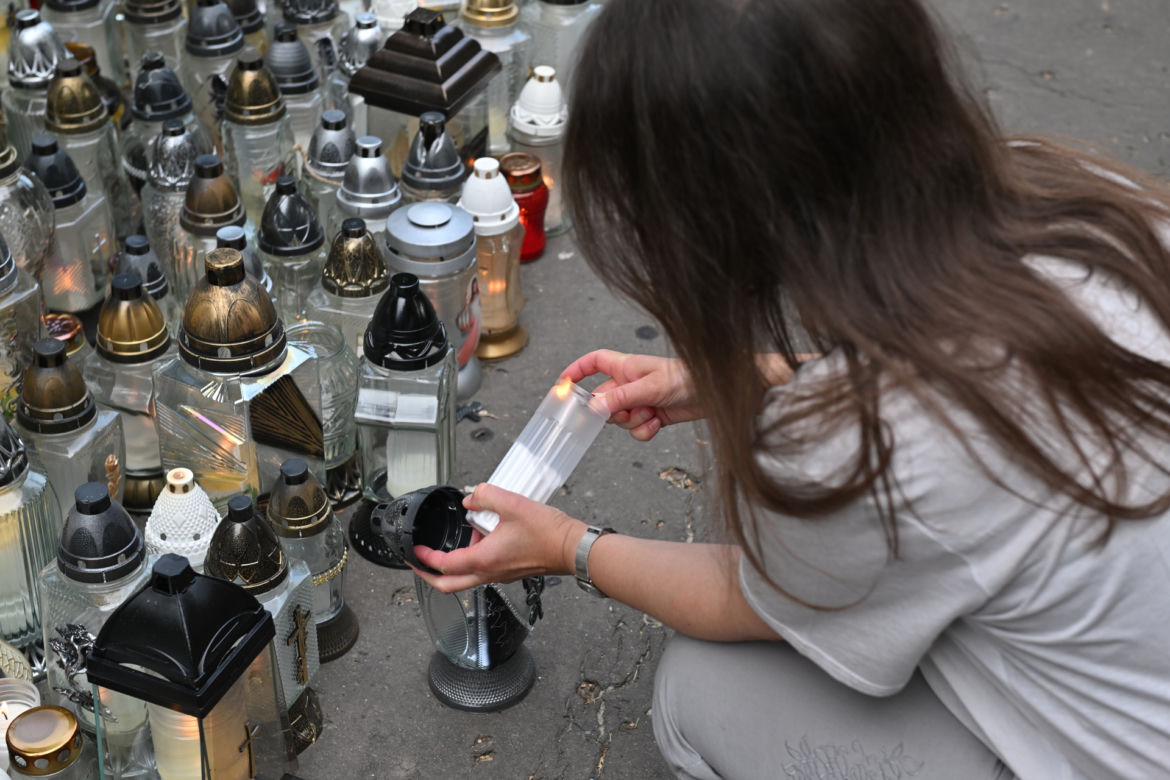Grób syna Sylwii Peretti trzy dni po pogrzebie