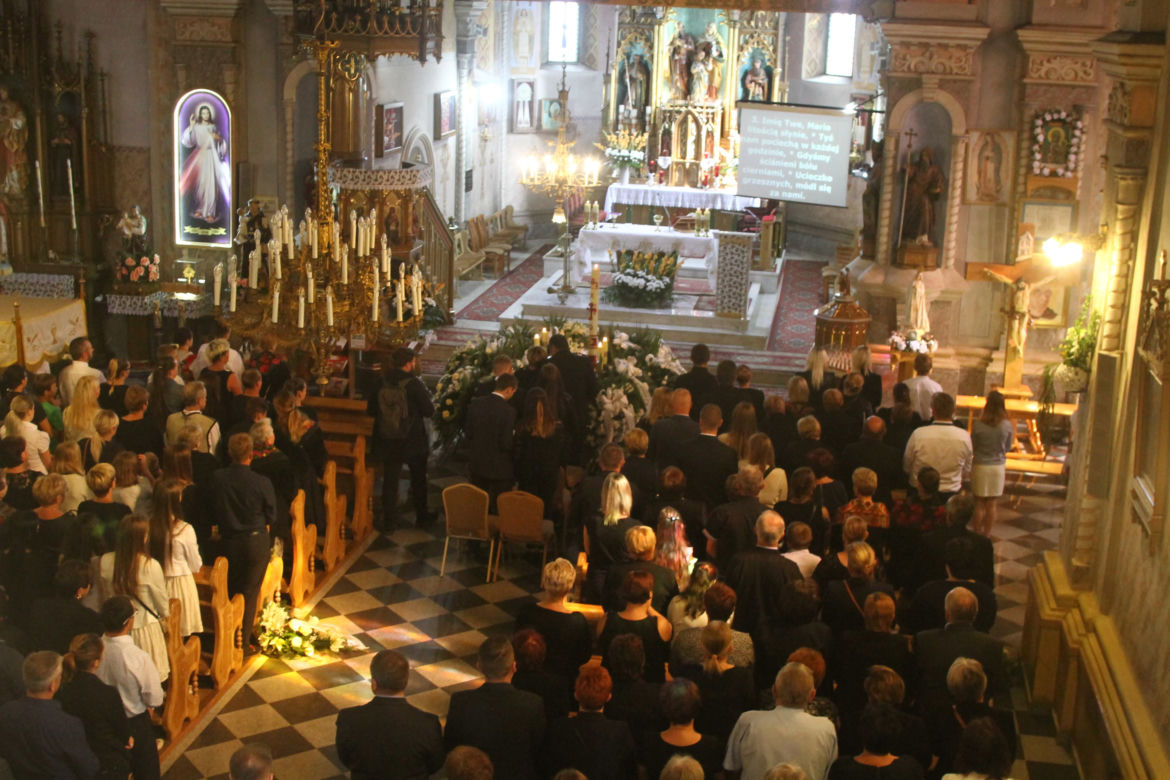 Wypadek na przejeździe kolejowym. Pogrzeb 18-letniej Angeliki