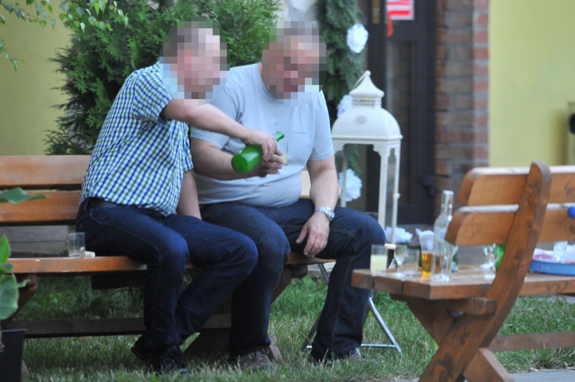 Policjant nie wielbłąd, napić się musi