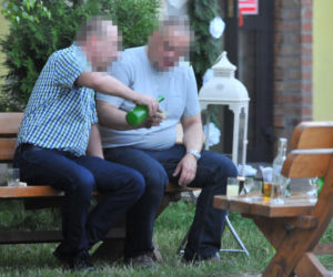 Policjant nie wielbłąd, napić się musi