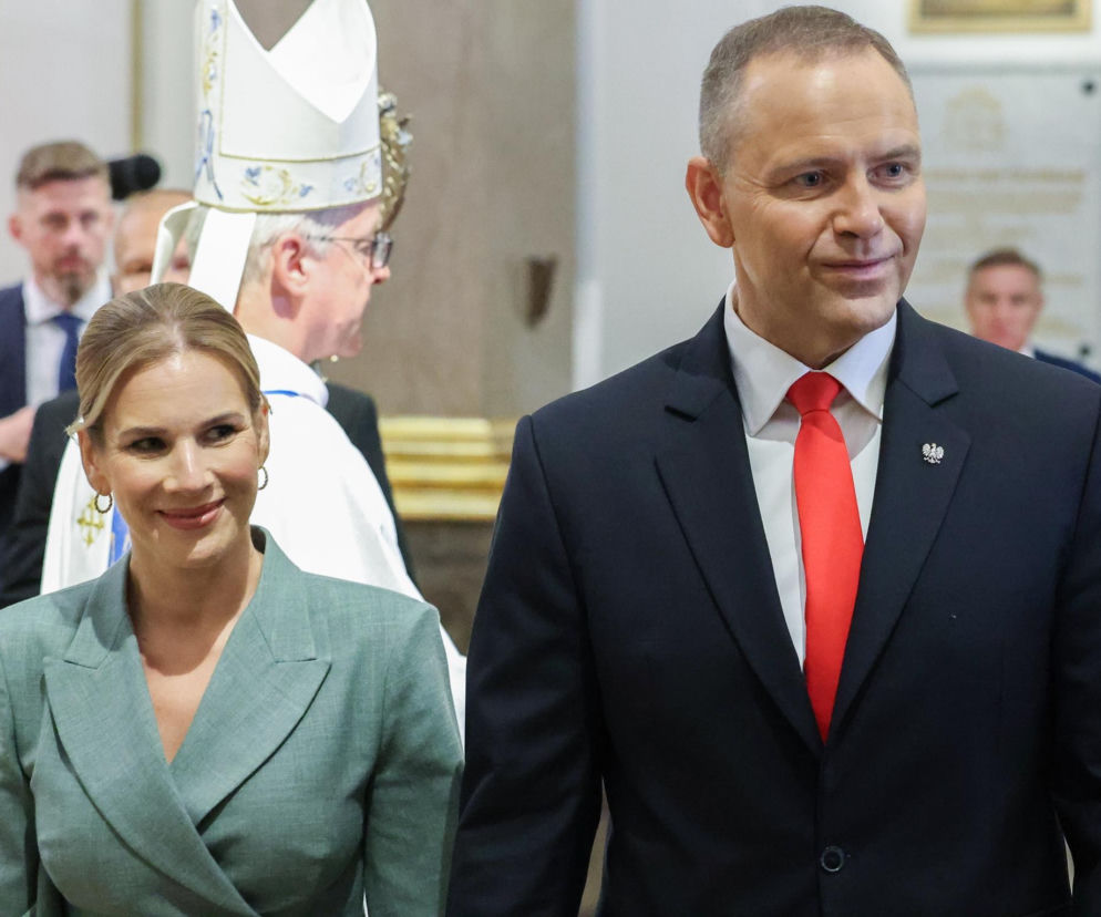Marta Nawrocka w szałwiowej sukience obok Karola Nawrockiego. O obchodach 15 sierpnia przeczytasz na SE.