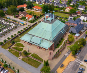 Ma kształt namiotu. To nawiązanie do czasów biblijnych i polskich kościółków drewnianych