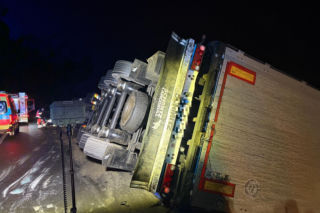 Wypadek na S5 koło Leszna. Ciężarówka z tytoniem wpadła do rowu [ZDJĘCIA/FILM]