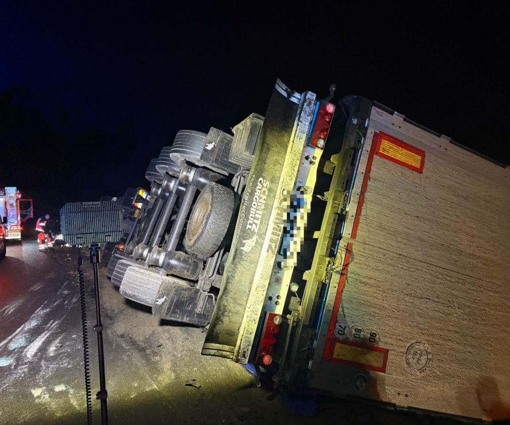 Wypadek na S5 koło Leszna. Ciężarówka z tytoniem wpadła do rowu