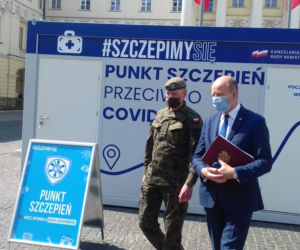 Gigantyczna kolejka do szczepień bez rejestracji. Plac Bankowy. 