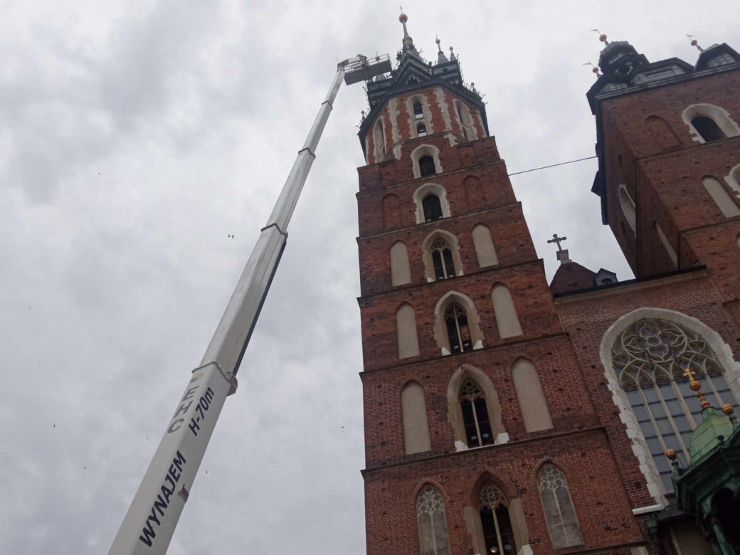 Zdjęcie korony królewskiej z wieży bazyliki Mariackiej