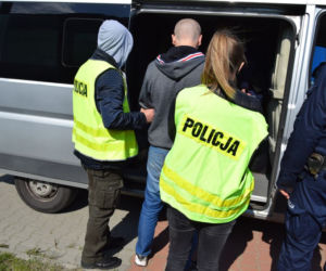 Łódzkie: Policyjny nalot na domy i mieszkania. Zatrzymano 10 osób, chodzi o narkotyki [FOTO] 