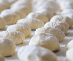 Słowackie gulky z bryndzą i skwarkami – miękkie kluski, które wciągają od pierwszego kęsa