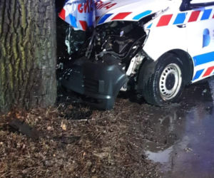 Wypadek w Borównie. Karetka uderzyła w drzewo [ZDJĘCIA]