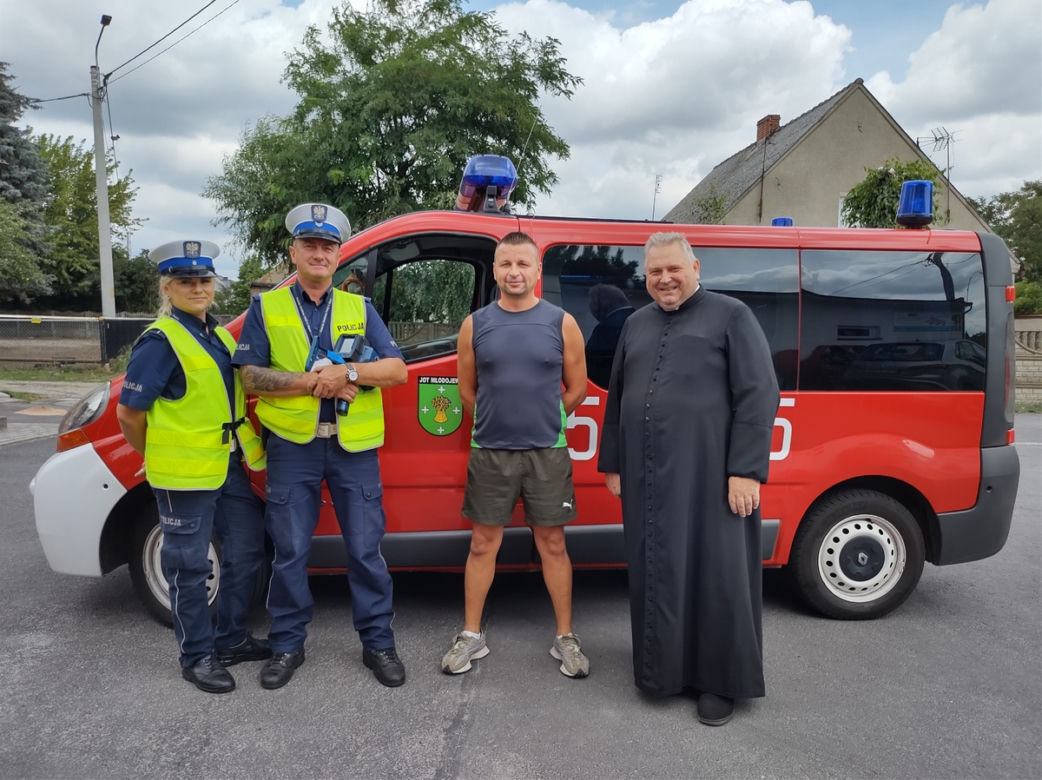 Ksiądz razem z drogówką zatrzymywał kierowców. Tego jeszcze nie widzieli [ZDJĘCIA]