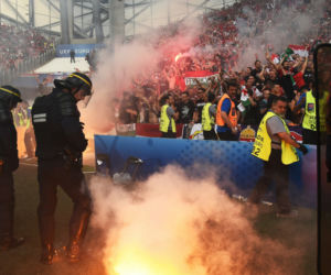Zadyma kibiców na Euro 2016 podczas meczu Węgier z Islandią