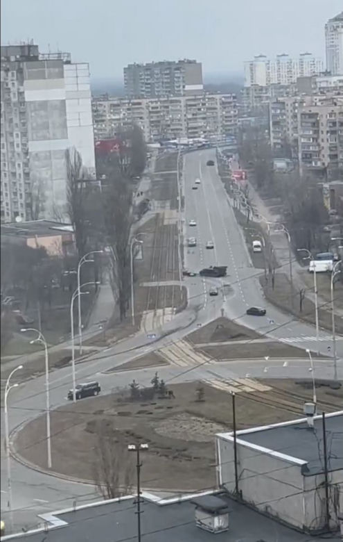 Ukraina. Rosyjskie pojazdy pancerne zmiażdżyły cywilny samochód. Kierowca ocalał! 