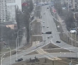 Ukraina. Rosyjskie pojazdy pancerne zmiażdżyły cywilny samochód. Kierowca ocalał! 