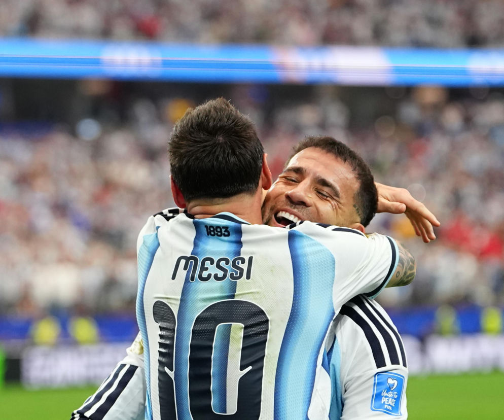 Uśmiechnięty Nicolas Otamendi ściska Leo Messiego na boisku. O pożegnaniu obrońcy z kadrą przeczytasz na SE Supersport.