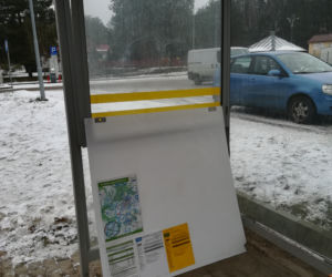 Zniszczono wiatę przystankową przy cmentarzu w Dywitach. Pasażerowie muszą liczyć się z niedogodnościami [ZDJĘCIA]