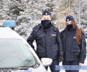 Wrocławscy policjanci uratowali mężczyznę, który wpadł do dołu wypełnionego błotem