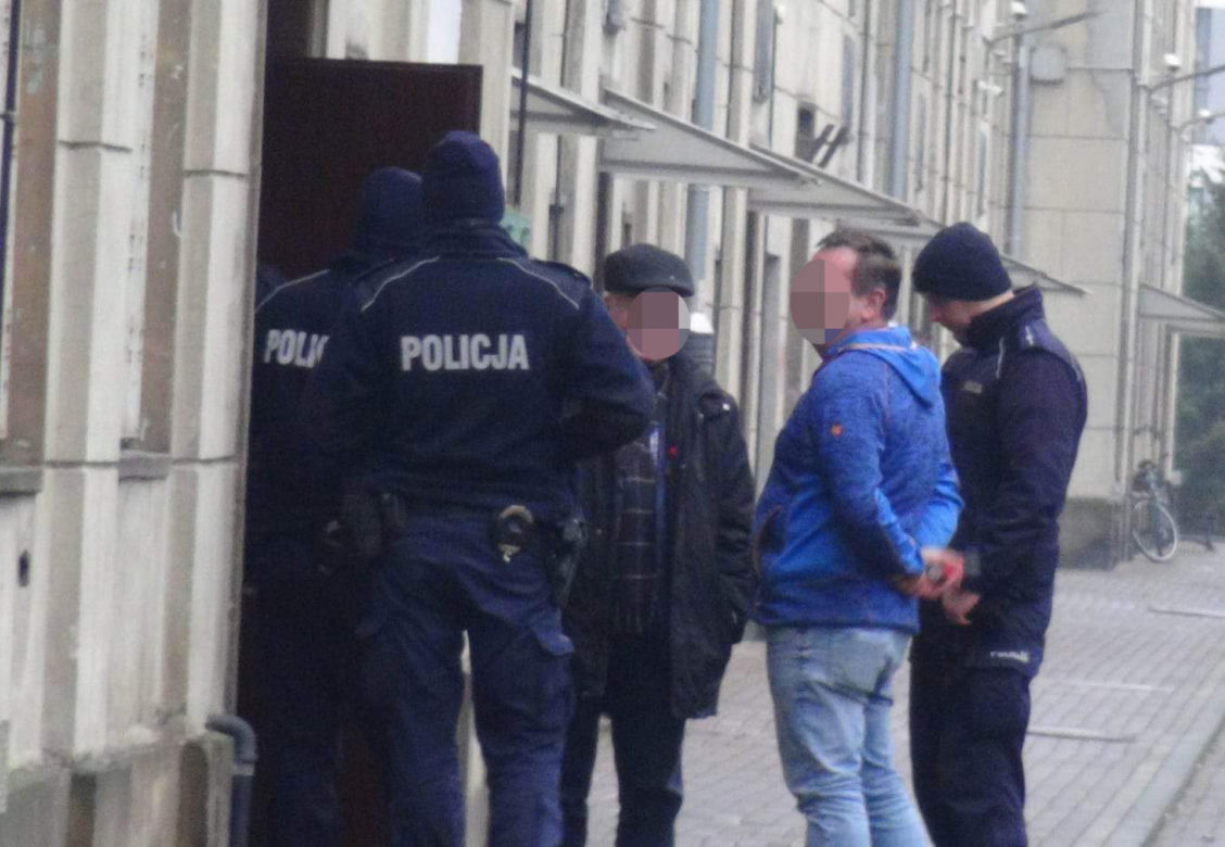 Ewakuacja w kamienicy na Pradze-Północ. Pod posadzką były pociski artyleryjskie!