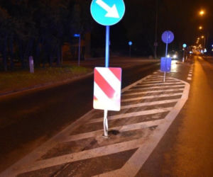 Młody kierowca wpakował się swoim BMW w znak drogowy. Odpowie na poważniejsze przestępstwo