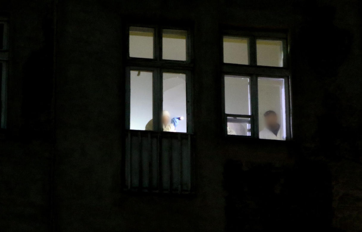 Ciała były zakopane na podwórku. Co się stało w kamienicy w Warszawie? Czy ciał może być więcej?