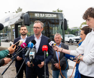 AED w komunikacji miejskiej