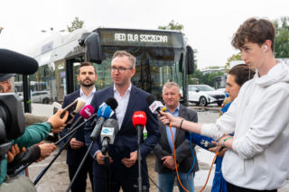 AED w komunikacji miejskiej