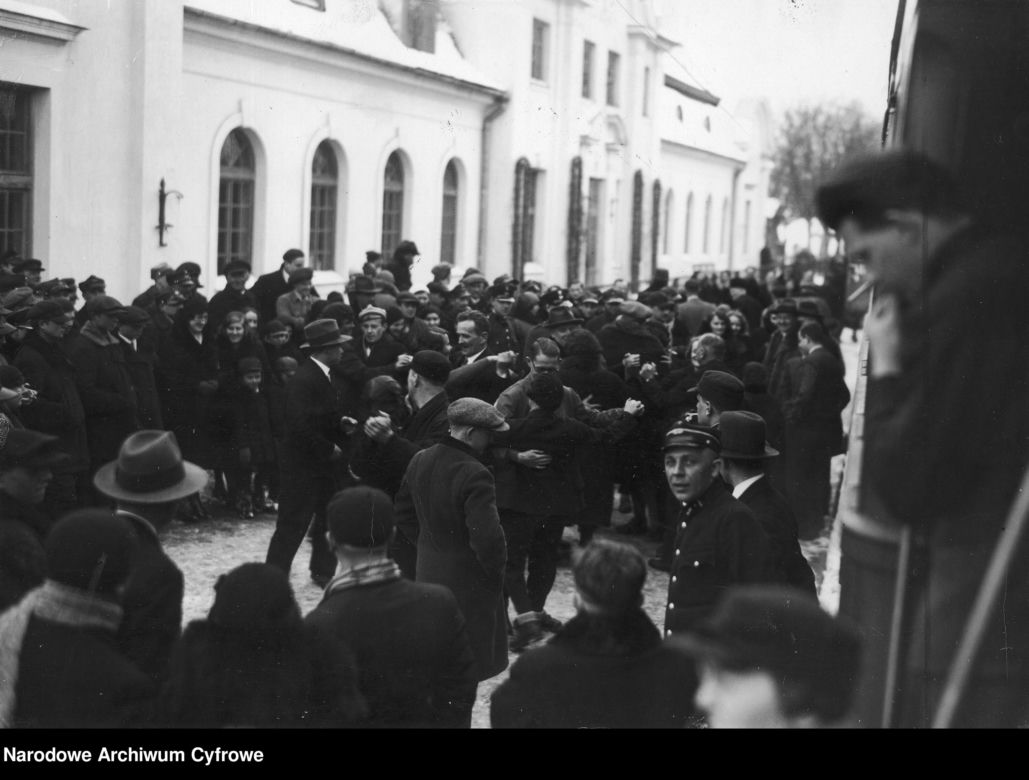 Uczestnicy tańczą na peronie, Hajnówka, 1933 r.
