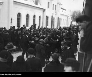 Uczestnicy tańczą na peronie, Hajnówka, 1933 r.