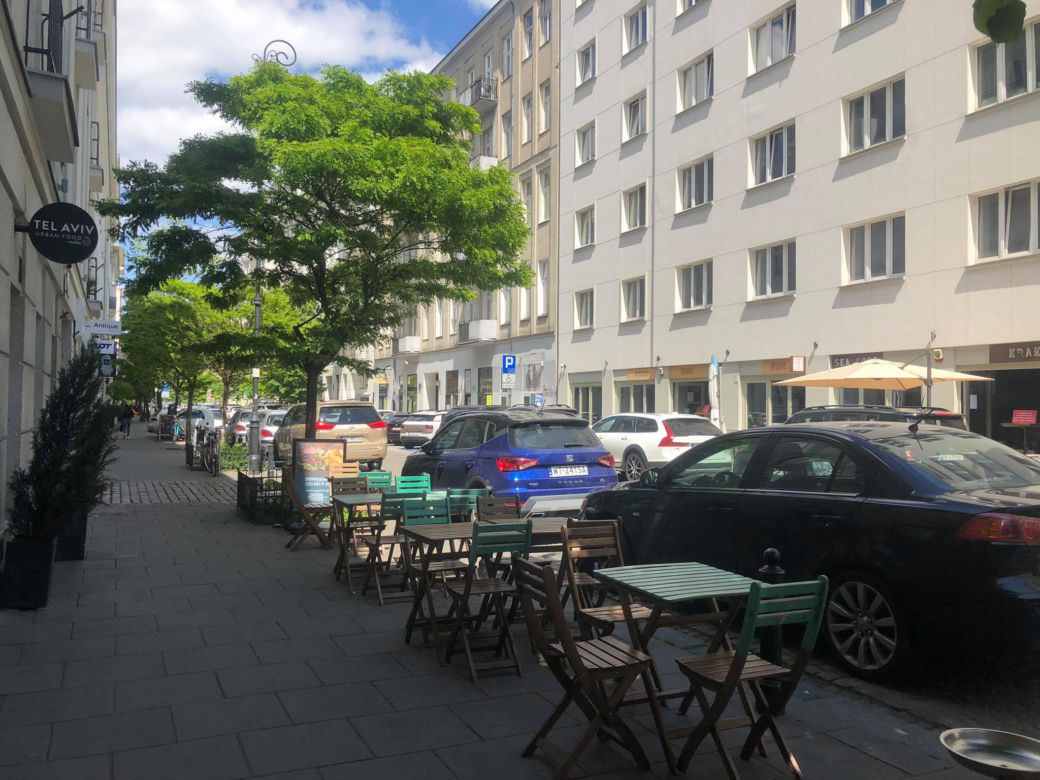 Większe ogródki restauracyjne kosztem parkingów? Taki pomysł trafił do ratusza!