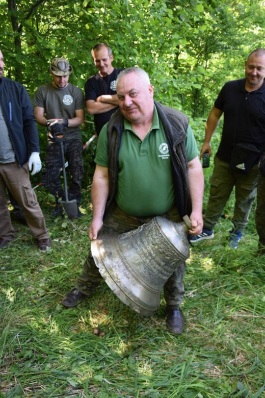 Dzwon cerkiewny wykopany w lesie pod Birczą