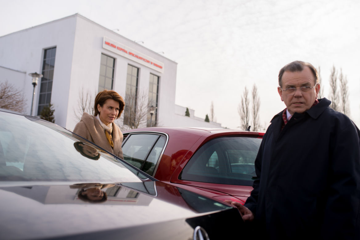 Lekarze 4 sezon odcinek 12 (odc. 51). Tadeusz Karkoszka (Krzysztof Jędrysek), Elżbieta Bosak (Danuta Stenka)