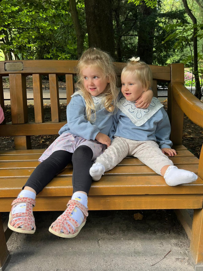 Waldemar Nawrocki i Adrian Domalewski pomagają Anielce